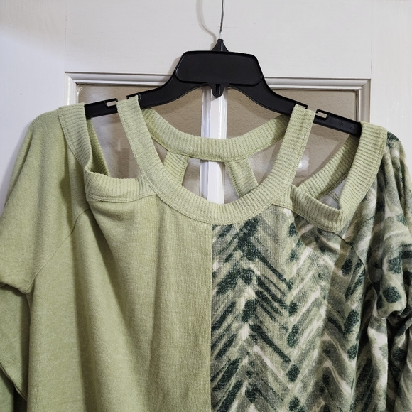 NWOT Cato XL Green Colorblock Cold Shoulder Sweater Top Cutout Neck - Picture 6 of 13